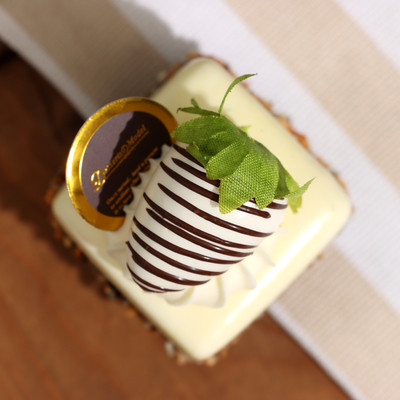 Муляж - магнит "Пирожное Магнифико" белый шоколад, 5х5х9см