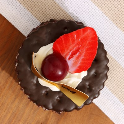 Муляж - магнит "Крекер шоколадный с ягодами" 7х7х6см